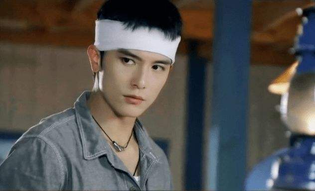 圣诞节|声名鹊起踢开原配，一个月移情别恋小天后，李荣浩究竟是陈世美？