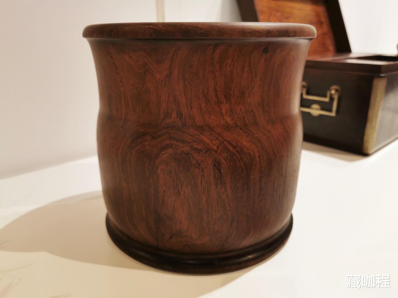 |敞口、鼓腹、圈足,大口径黄花梨尊式笔海