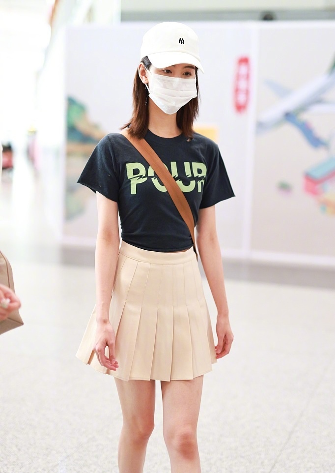 陈都灵|陈都灵恋情曝光后首现身，一身学院风穿搭秀大长腿，状态真不错！