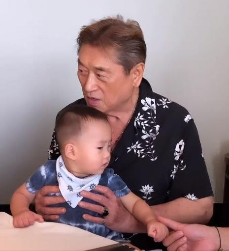 高以翔|高以翔37岁冥诞，其好友携家眷陪高父高母过中秋，二老稍显憔悴