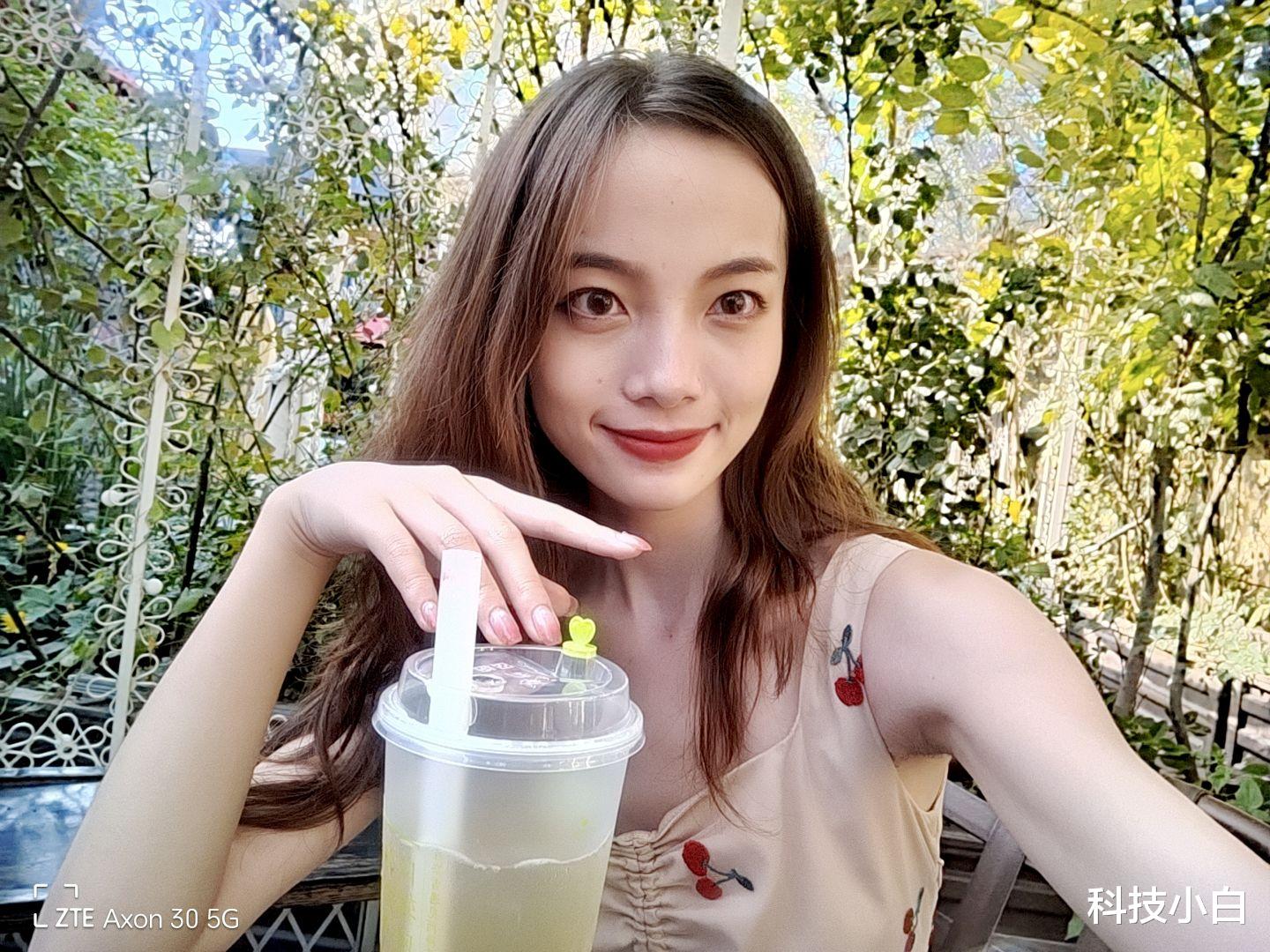 徐闻 中兴Axon 30屏下版自拍效果实测 美女这波打几分?