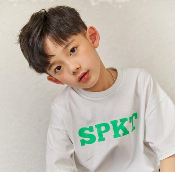 于正|于正眼光真有“毒”，本以为许凯的颜值是一绝了，没想到8岁的他才是神颜