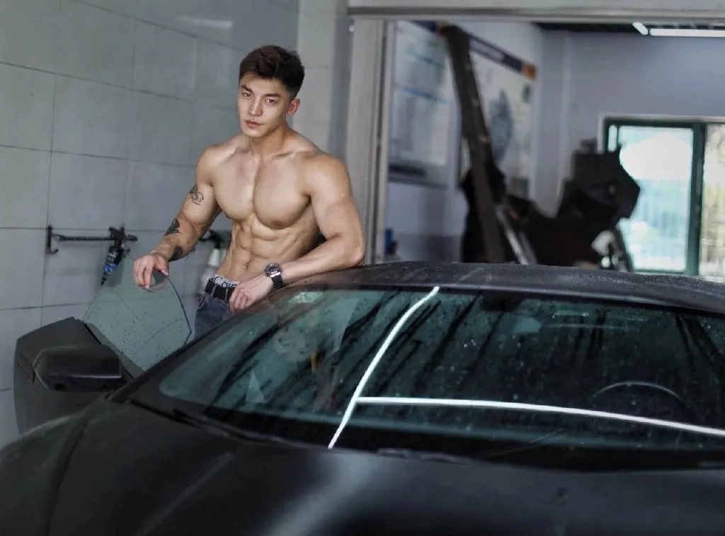 松山芭蕾舞团|酷似林更新的185肌肉私教被抓拍，没想到他的沙滩照更好看