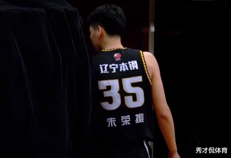 朱榮振|尷尬！朱榮振6分鐘4次犯規(guī)，楊鳴直接揮手將其趕回了更衣室