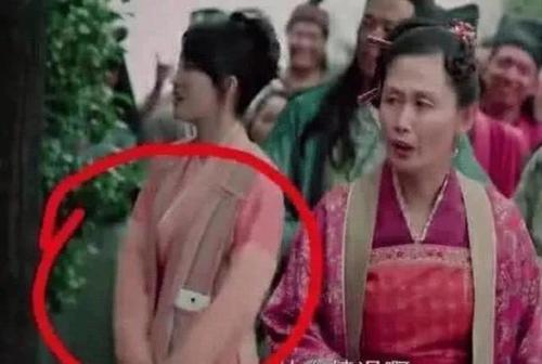 张蓝心|看完想锤导演的穿帮镜头，张蓝心，头以下全是腿的感觉，只是弱弱的发现……