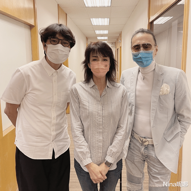 Nina昵娜|85岁谢贤罕见露面，穿夹克牛仔裤身形佝偻大不如从前，老得不敢认