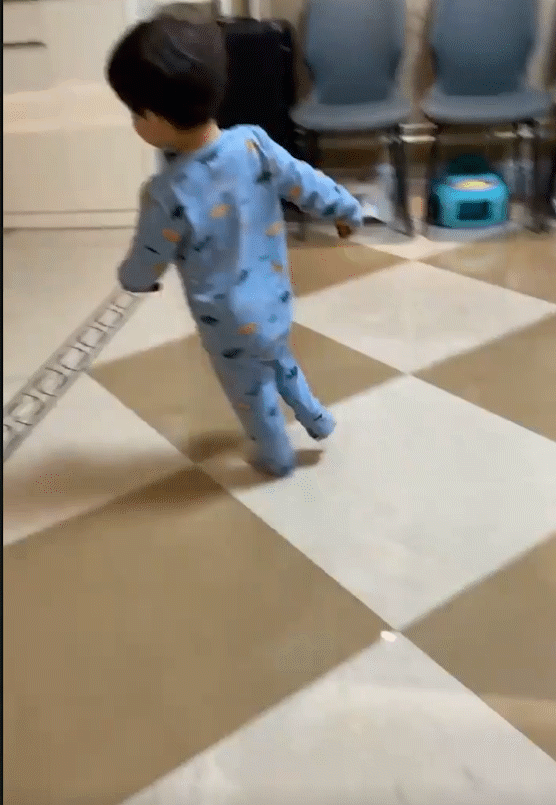 张柏芝|张柏芝大年初一去健身房，腹部赘肉全曝光，身边还有神秘男子陪伴