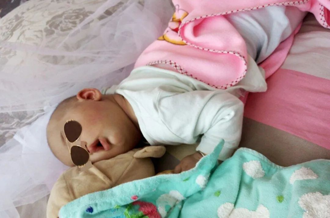 饭饭妈妈育儿|宝宝睡觉为啥会“满床滚”?原因有很多,关乎宝宝健康你可别嫌烦