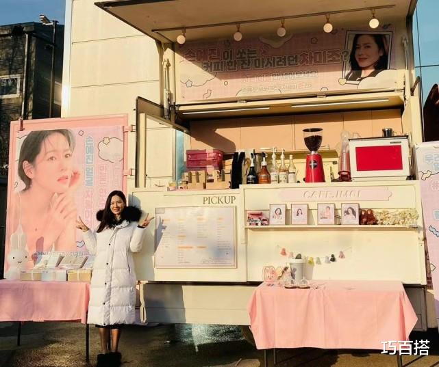 孙艺珍|孙艺珍欧尼太美了！素颜和应援车拍认证照，氛围感不输电影大片