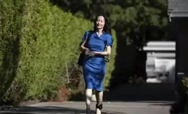 加菲猫说时尚|孟晚舟穿鸿星尔克出庭太给力!罕穿超短裙豆腐腿超嫩,腿粗的厉害