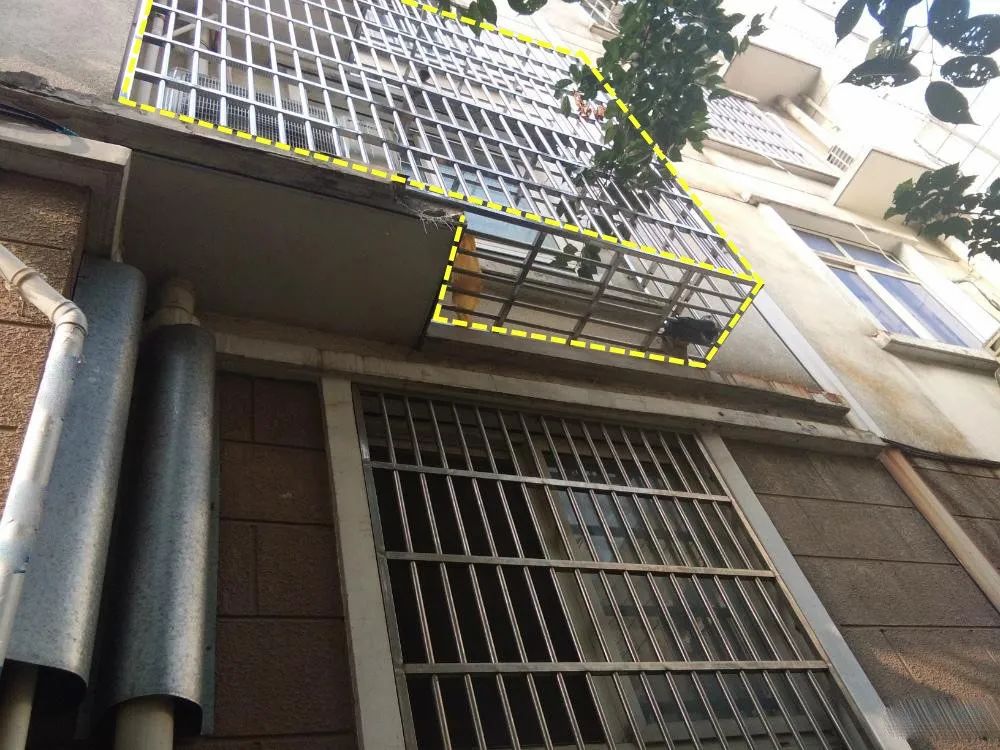 防盗窗|楼上装防盗窗凸出墙面40公分，在上面养花晒衣服，当自家阳台用！