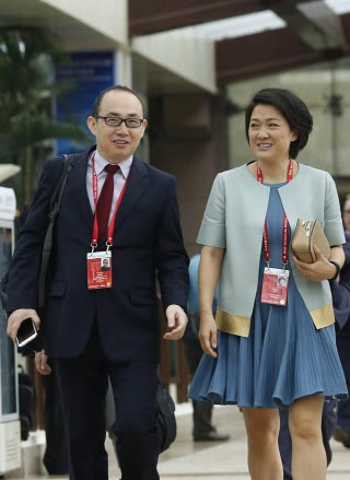 裙装 潘石屹老婆罕露面，短发配蓝裙气场强大，两口子精英气质还真登对