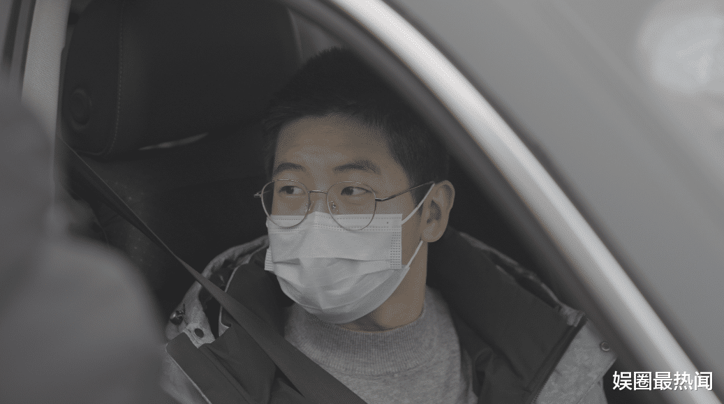 |卓妈带孙卓吃火锅，孙卓头发略长显邋遢，不理发原因令人泪目