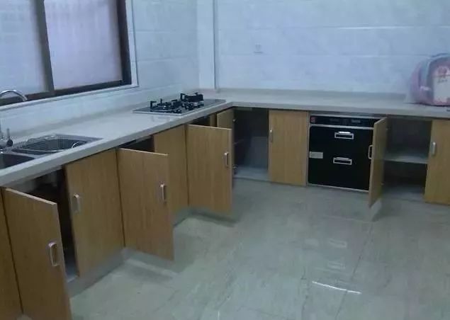 |新房装修，不顾反对老公坚持自己砌橱柜，没想到效果这么好！