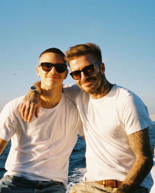 二哥|贝克汉姆爱妻晒全家出游照，10岁小七搂大哥二哥女友合影超亲密