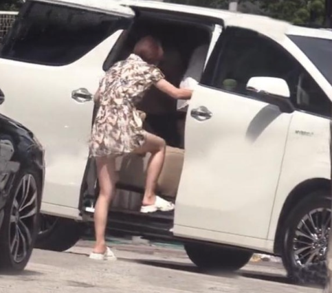 赵丽颖|马伊琍带两个女儿现身医院，文爱马在医院门口大秀舞姿，妹妹也罕见秀舞姿