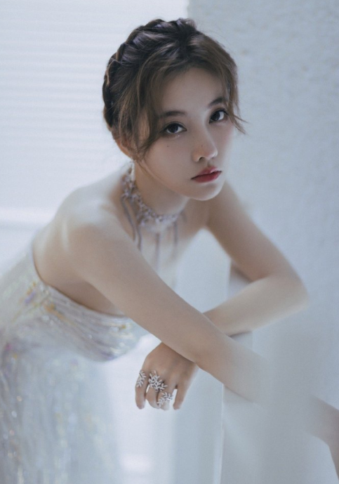 冯提莫|魔鬼身材藏不住了！冯提莫参加走秀，意外揭露了一个事实！