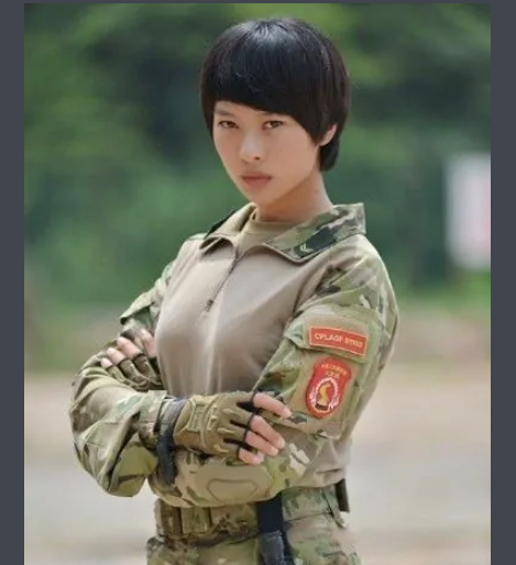 戴向宇|《特种兵之火凤凰》回顾，八位女主演一个没火，小配角万茜红了