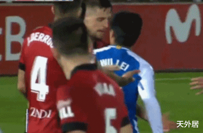 武磊|罕見！武磊暴怒與對(duì)手嚴(yán)重沖突，推搡+口角+頂牛，但無隊(duì)友幫忙