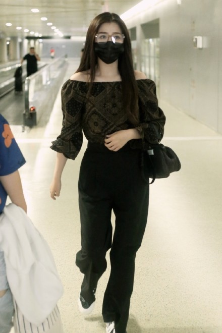 八只爪的猫|虞书欣机场真会赶时髦，短上衣+长裤比例好惊艳，哇哦