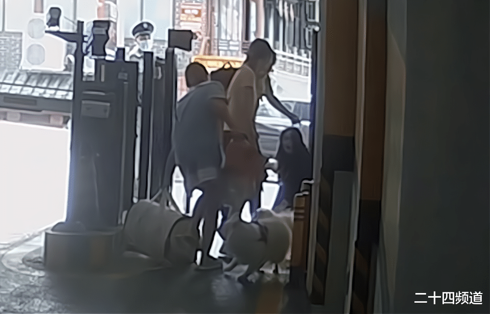 二十四频道 深圳一女子被狗咬伤，狗主人先报了警，称可以赔钱但不道歉：对方要求离谱