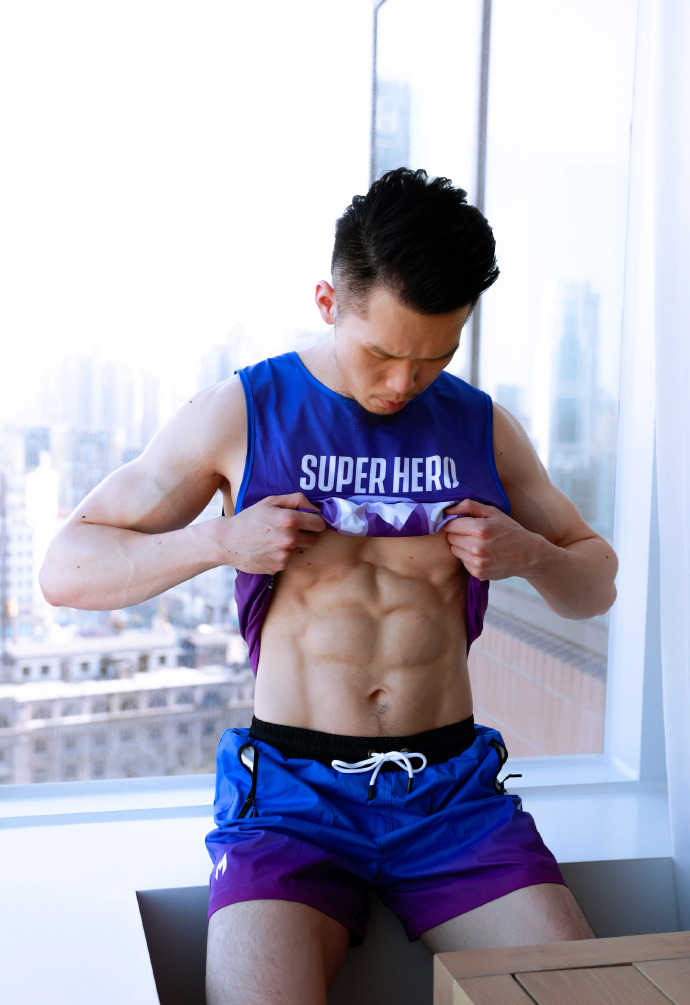 健身圈一哥 八块腹肌堪比搓衣板，没什么能比大重量做侧平举更令人兴奋！