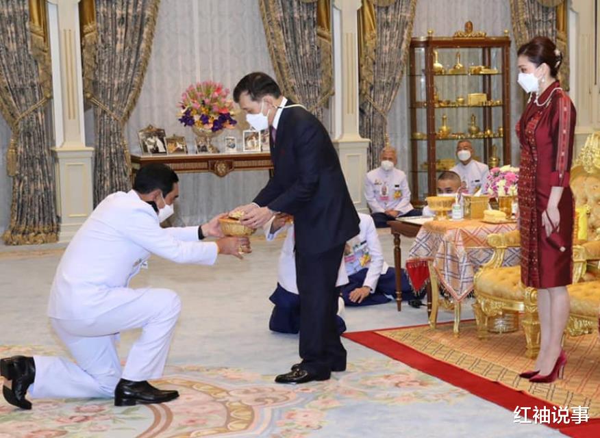 申敏儿|诗妮娜新造型严重翻车，粉色礼服又村又土，跪在苏提达身边像侍女