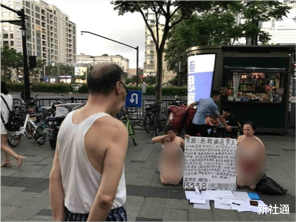 杭州 杭州：女子为救治患病男友，衣不蔽体跪地乞讨，网友：感动