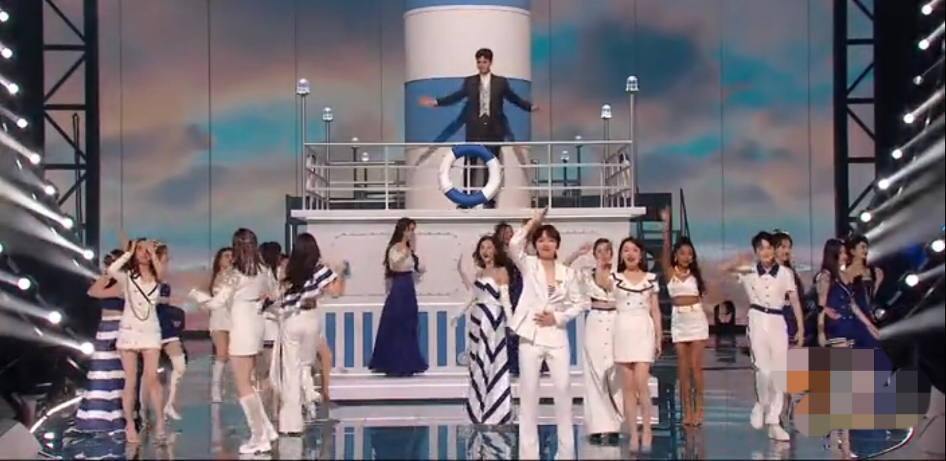 那英|《浪姐2》成团夜：超女周笔畅时隔16年再夺亚军，那英假唱引热议