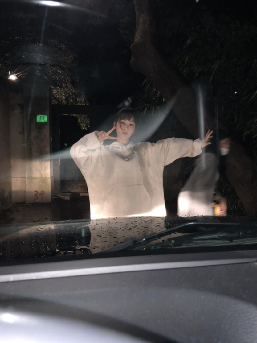 杨紫|李现连续第4年为杨紫庆生，晒对方比耶照画风搞怪，杨紫自夸太可爱