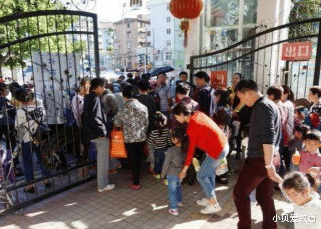 |幼儿园也有“延时服务”了？要告别三点多的放学时间，家长很开心