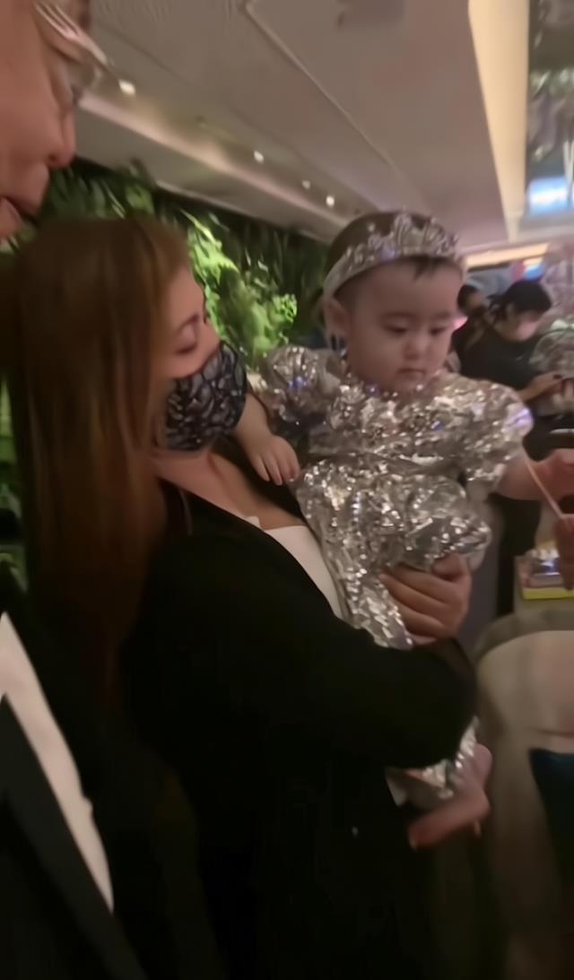 花间语录 82岁钢琴家刘诗昆，为一岁女儿开派对庆生，却被网友嘲讽是三代人
