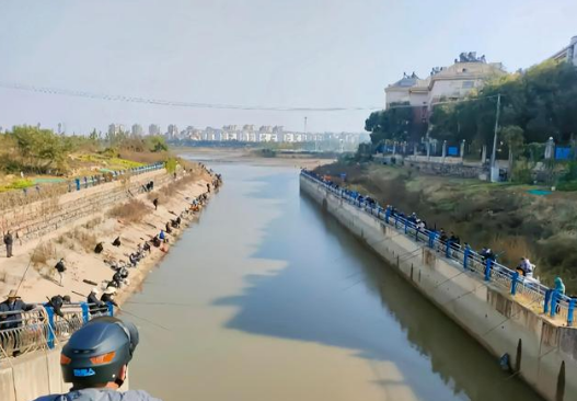 |钓友分享爆护照片, 几天后钓点瞬间满员, 硬生生把钓鱼玩成谍战片