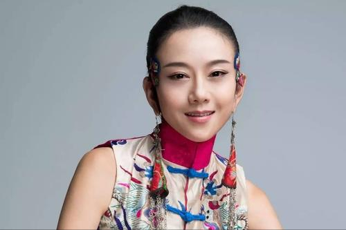 杨丽萍|有一种签名叫杨丽萍，镜头放大十倍后，网友：字迹一般人模仿不来