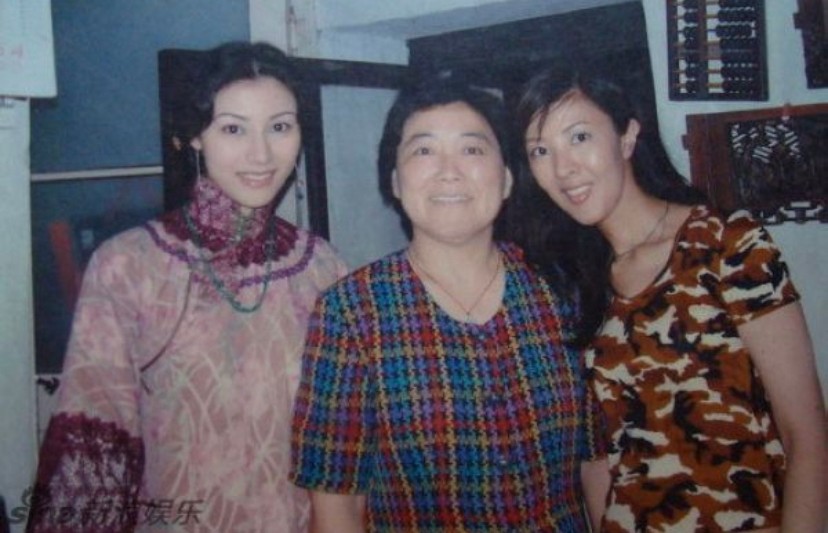 李嘉欣|李嘉欣晒亲姐生日聚会照片， 李嘉明抱鲜花坐C位，长相普通却嫁入豪门