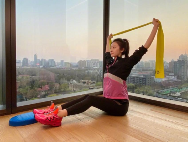 景甜|33岁景甜晒健身美照，大秀肱二头肌，身材匀称，笑容甜美让人心动