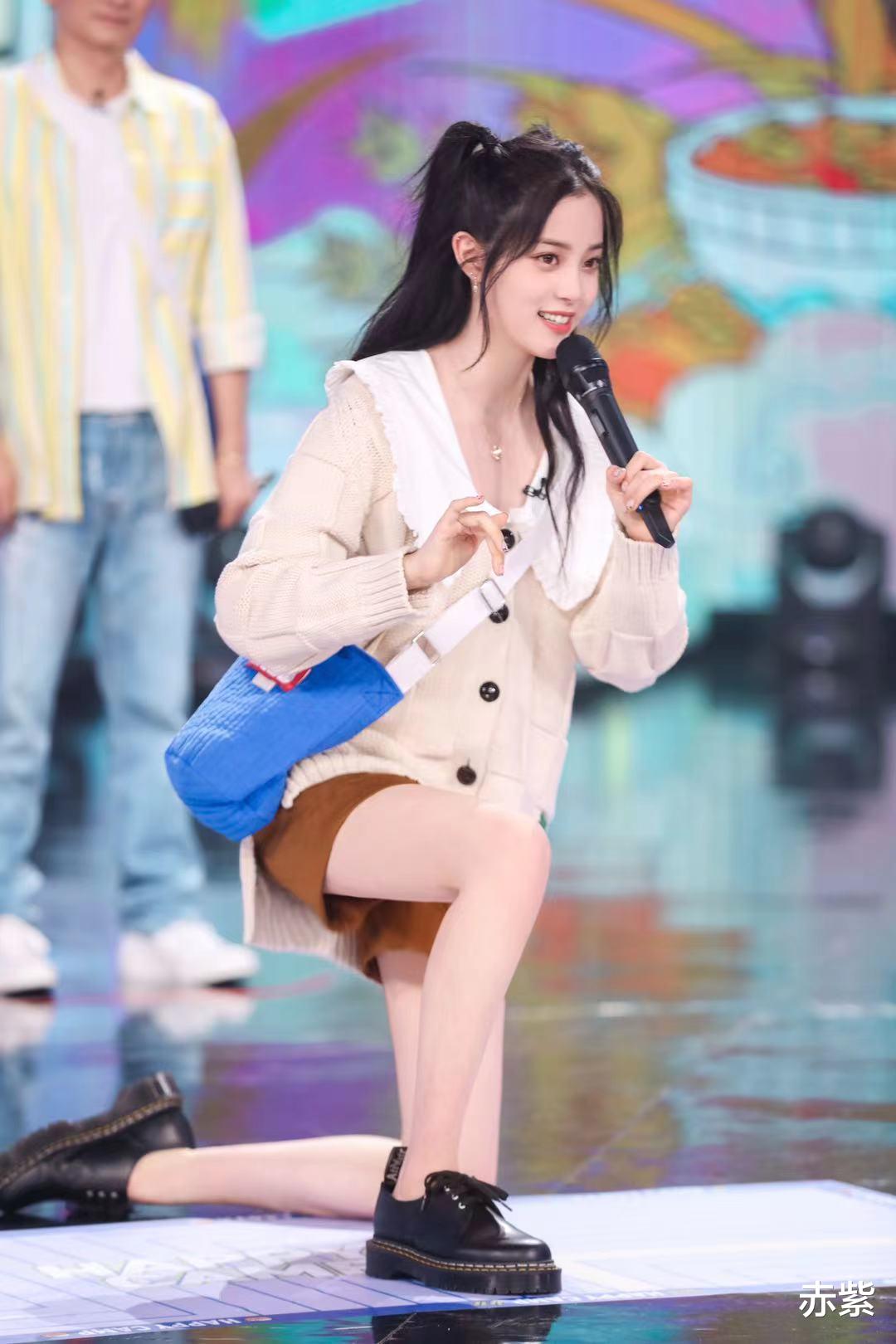 赤紫|天气变冷学欧阳娜娜穿针织衫,甜美可爱像18岁少女