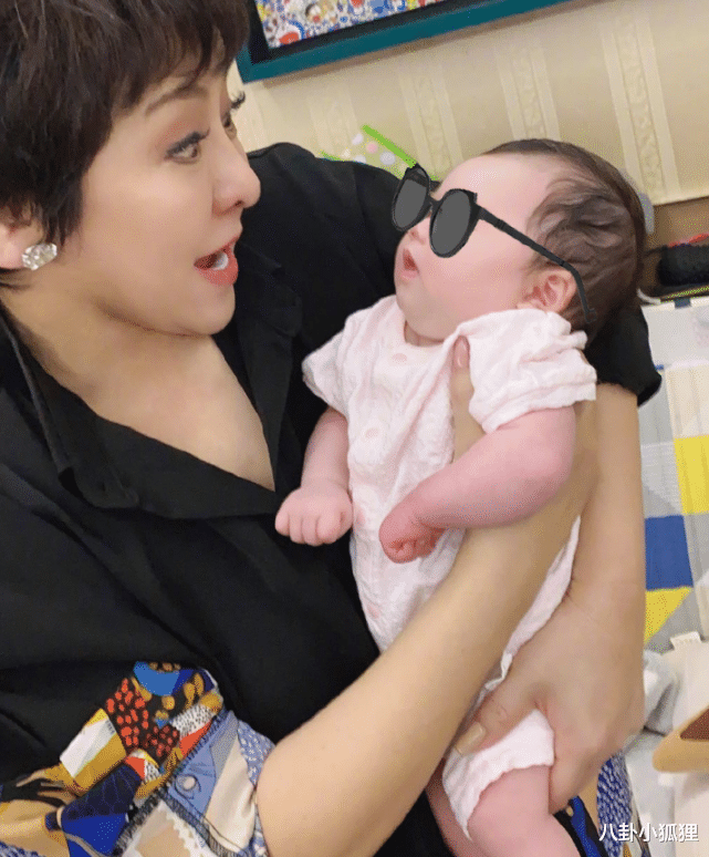 陈红|向佐父亲节晒家庭合照，与郭碧婷和女儿依偎，小奶皇正脸像妈妈