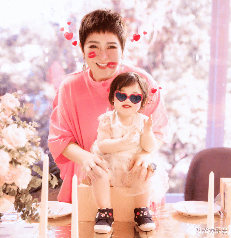 向太|郭碧婷女儿一周岁，向太晒小奶黄正面照，粉丝却只关注她的脚尖