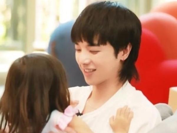 张碧晨|华晨宇给2岁闺女梳头发：动作轻柔小心翼翼！比张碧晨更有耐心？