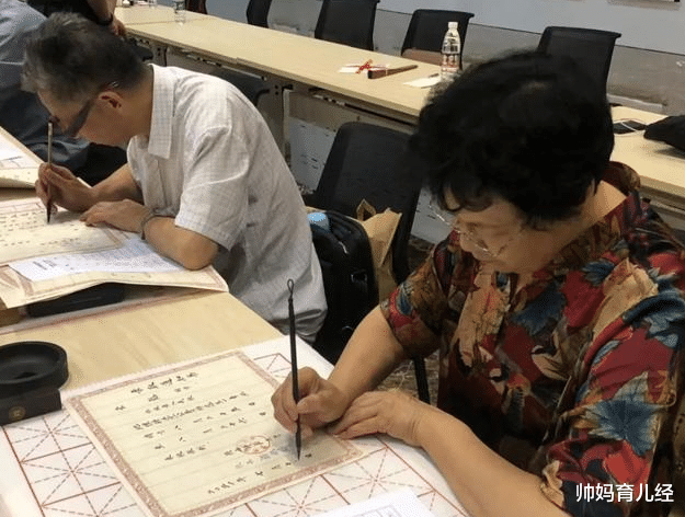帅妈育儿经|一所“特殊”大学，连续15年手写录取通知书，书法功底让网友赞叹