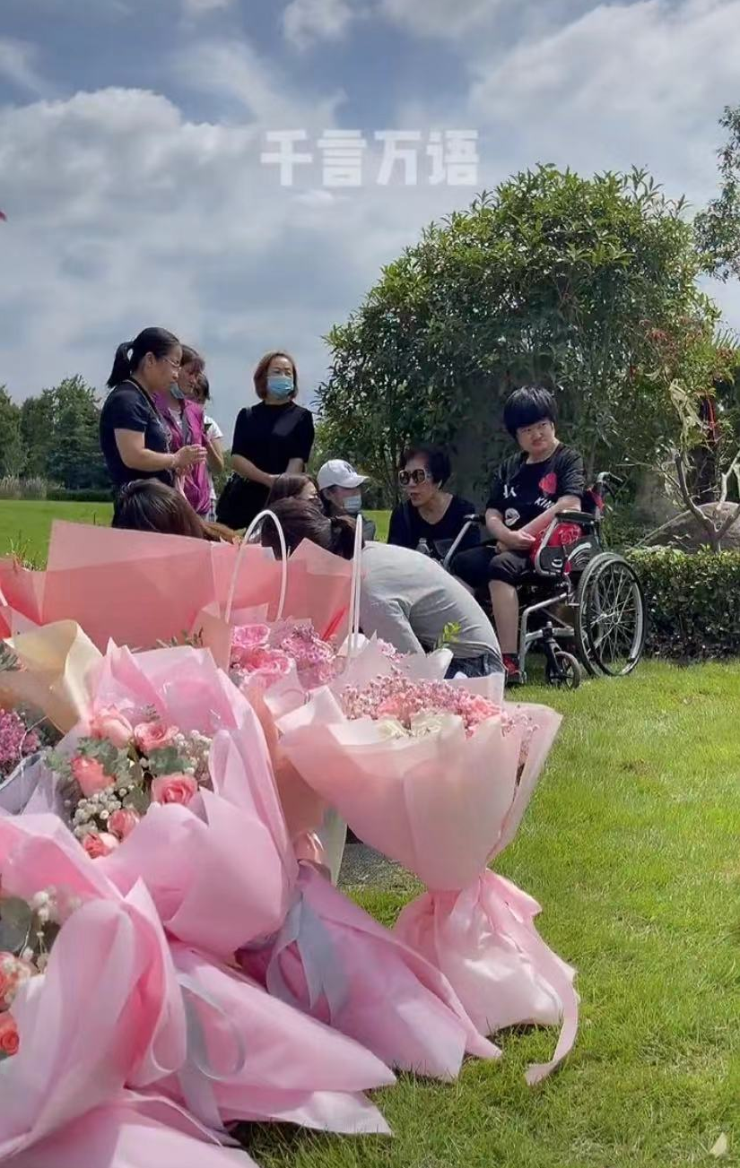 乔任梁|泪目！乔任梁五周年忌日，乔妈黑衣现身墓地，乔爸满头白发摆鲜花