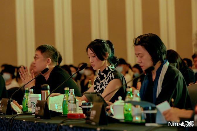 周迅|周迅罕见参加电影酒会，高调穿黑丝袜配彩虹短裙，面色红润超富态