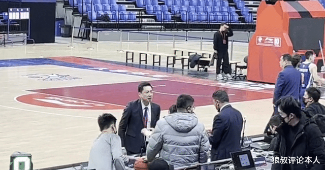 上海男籃|火爆一幕！上海17分不敵山東，李春江大鬧技術臺，吉倫沃特嚇懵了