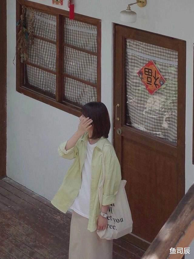 鱼司辰|今年秋天流行这样穿，看完你就学会了，T恤叠穿也可以那么美