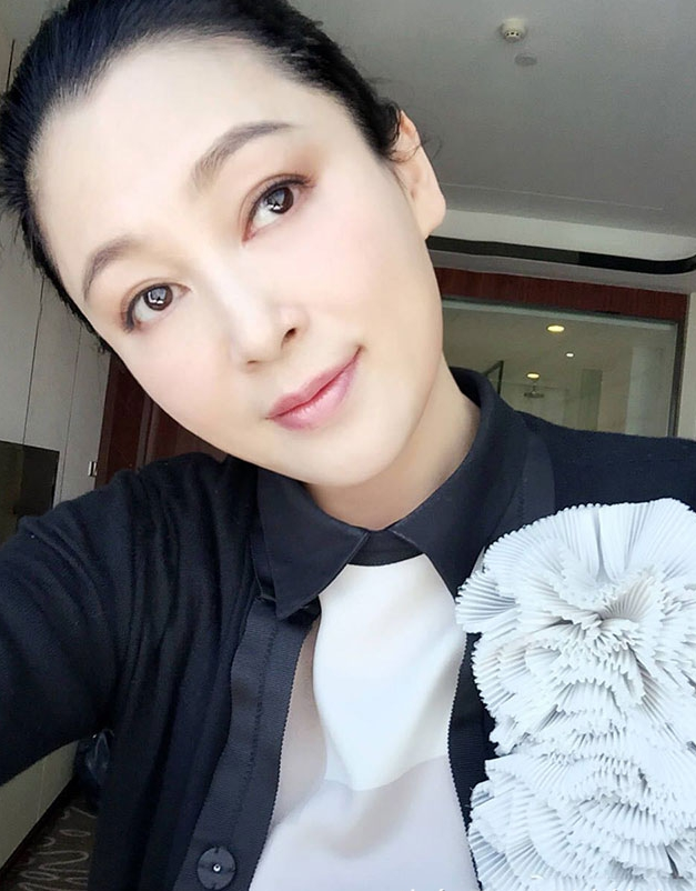 十万个家居为什么|陈凯歌晒出自己的豪宅，全屋都做了大理石墙面，金碧辉煌媲美宫殿