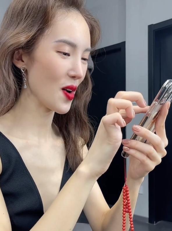 金晨|金晨瘦成啥样了，化妆时被拍，看见她穿V领的身材：就剩一层皮了