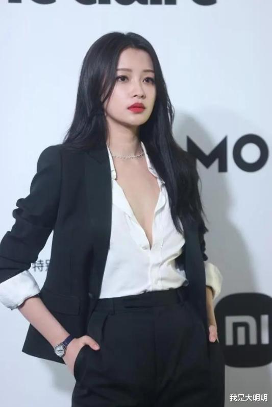 孙怡|孙怡厉害了，穿真空装上阵，衬衫领口开到胸口，一点都不怕走光