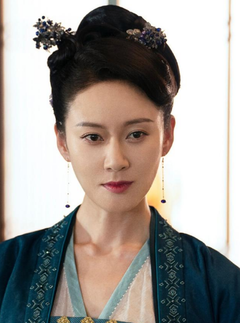 赵柯|《赘婿》最美丈母娘才38岁，穿深V裙配丸子头，气质比剧里更迷人