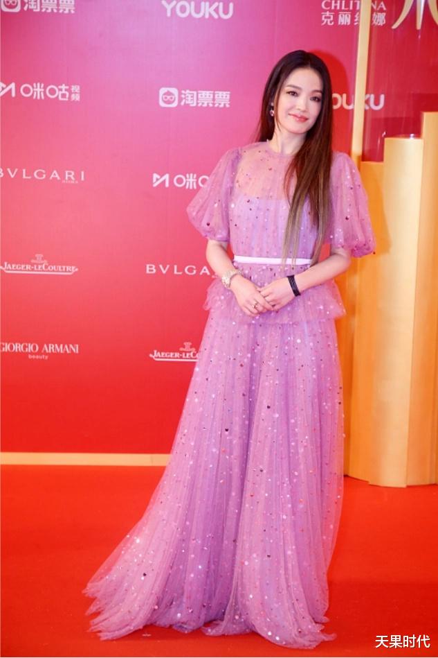 杀青|45岁舒淇真有少女感，穿粉色薄纱裙大秀身材，亮片薄纱宛若公主